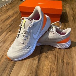 SOLD Nike Revolution 5 NEW size 8.5